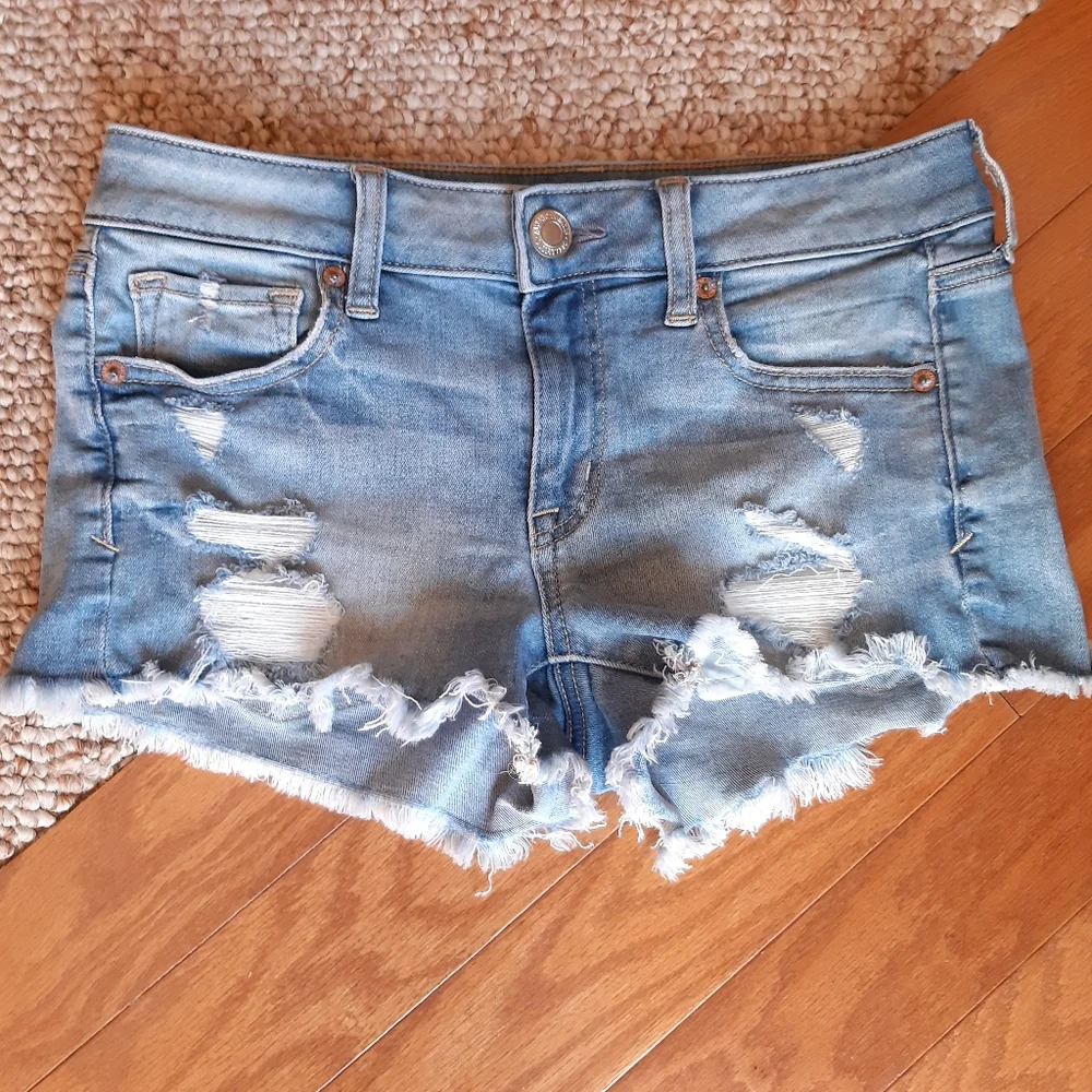 American Eagle Distressed Shortie Shorts size 4 - Picture 1 of 16